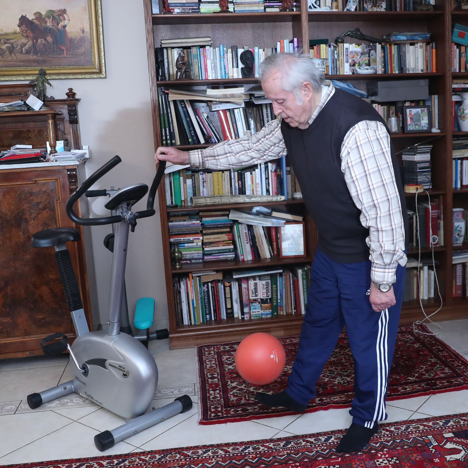 Laczkó fiatalon Csongrád megyei ifiválogatott volt, de még 84 évesen is jól bánik a labdával / Fotó: Zsolnai Péter