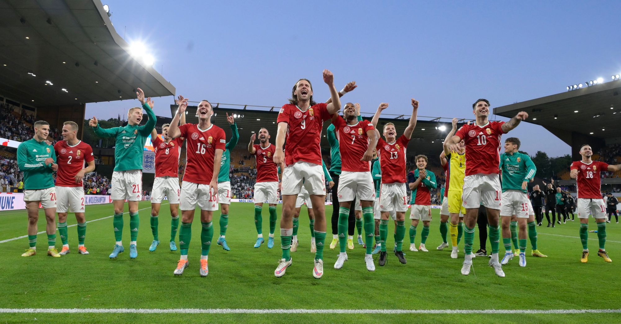 A magyar csapat tagjai a győzelmüket ünneplik a labdarúgó Nemzetek Ligája 4. fordulójában játszott Anglia–Magyarország mérkőzés után a wolverhamptoni Molineux Stadionban. A magyar válogatott 4-0-ra győzött /Fotó: MTI/Koszticsák Szilárd