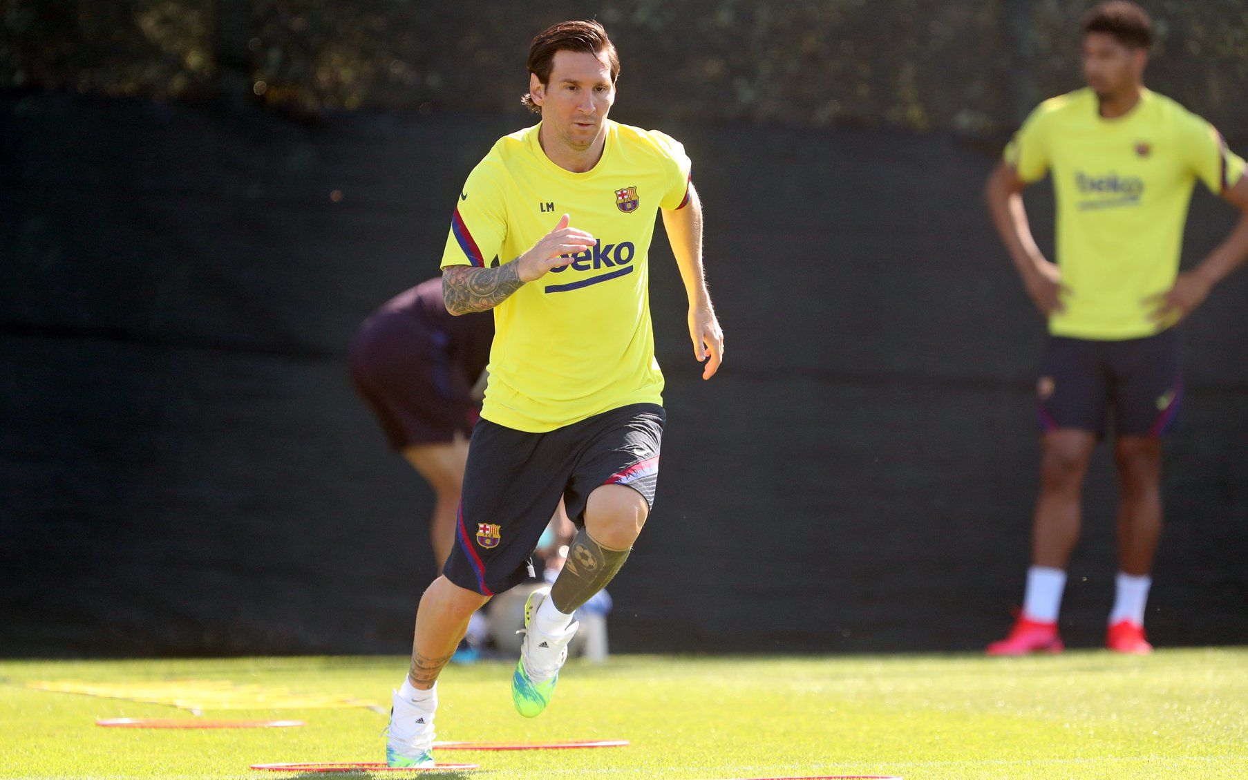 Lionel Messi, a Barcelona argentin klasszisa meglepően hosszú tincsekkel edz