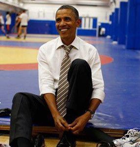 Obama mosolyogva vette le cipőjét, miután megtudta, hogy abban nem léphet rá a szőnyegre