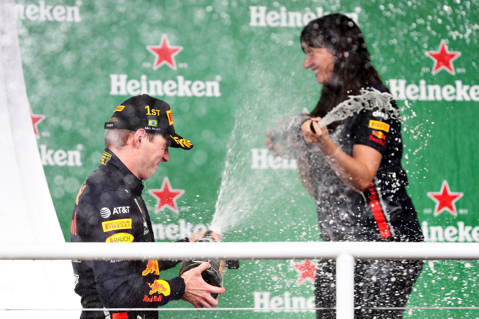 Max Verstappen a jó gumiválasztás miatt győzött Silverstoneban, a taktikát Hannah Schmitz találta ki /Fotó: Red Bull