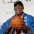 Jól olvassa: pénzt osztogatott az utcán Dennis Rodman