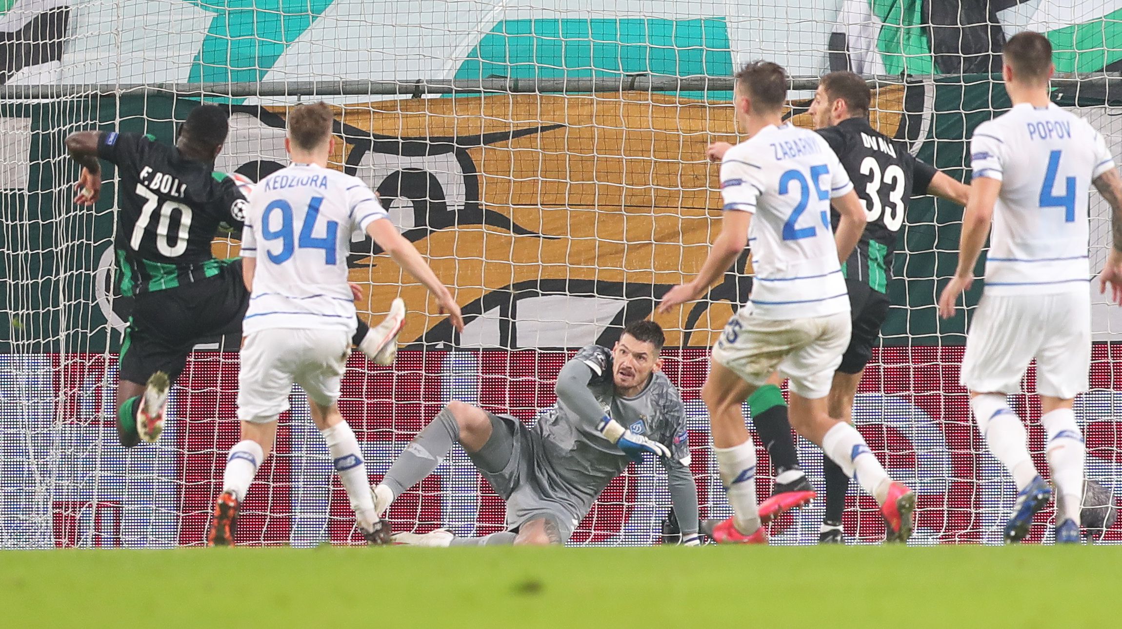 A kilencvenedik percben, egy kapu előtti kavarodás után lőtt a hálóba Boli (balra), és állította be a Ferencváros–Dinamo Kijev meccs 2-2-es végeredményét /Fotó: Varga Imre