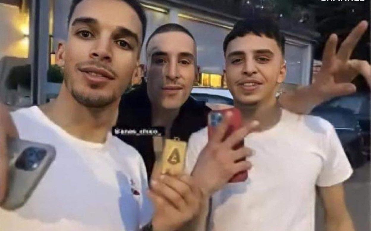 A három drukker az Instagramra töltötte fel a képet, amelyen a Piolitól lopott éremmel láthatók / Fotó: Instagram