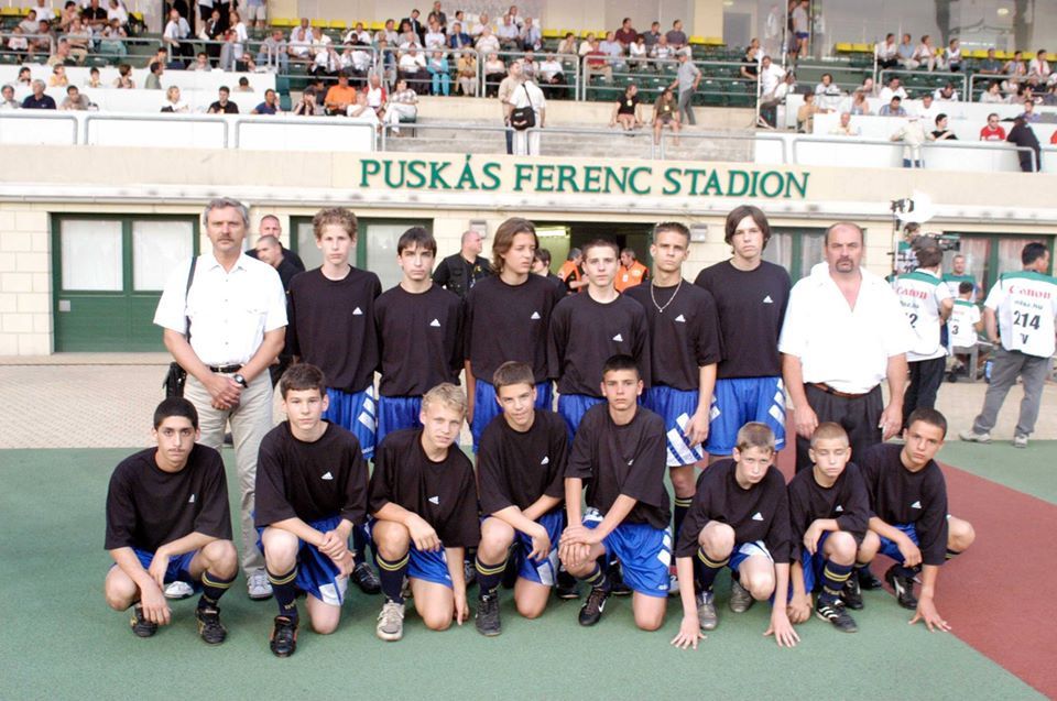 Hernády (utolsó sor első balról) és Gulácsi mellette egy 2003-as válogatott meccsen, ahol a kapus labdaszedő volt