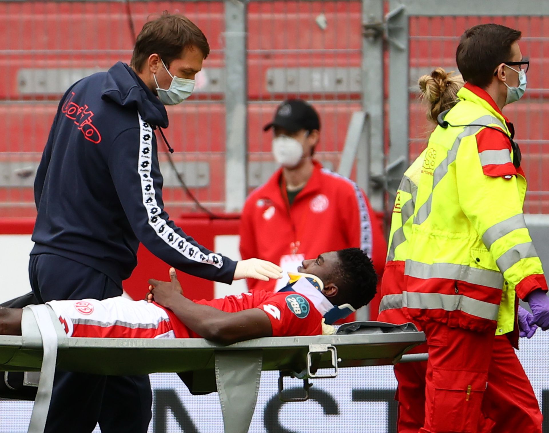 Taiwo Awoniyi eszméletlenül esett össze a pályán, a focibíró gyorsan cselekedett, amíg nem érkezett meg az orvosi stáb a pályára / Fotó: Getty Images