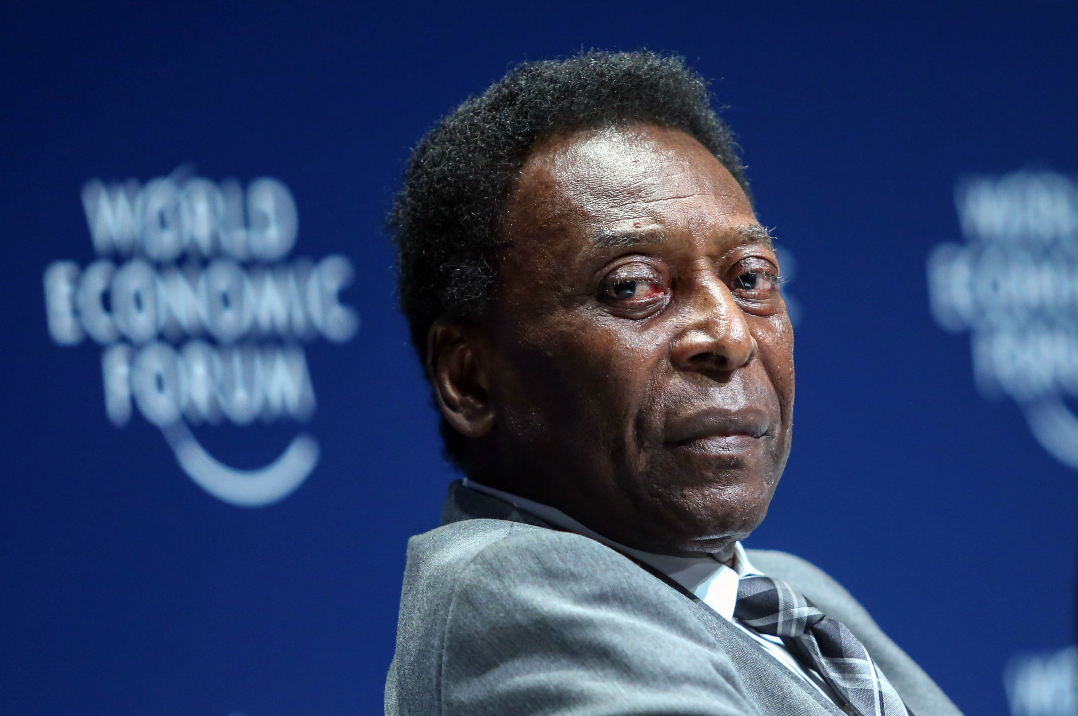 Még nem lélegezhetünk fel – Pelé kórházban marad