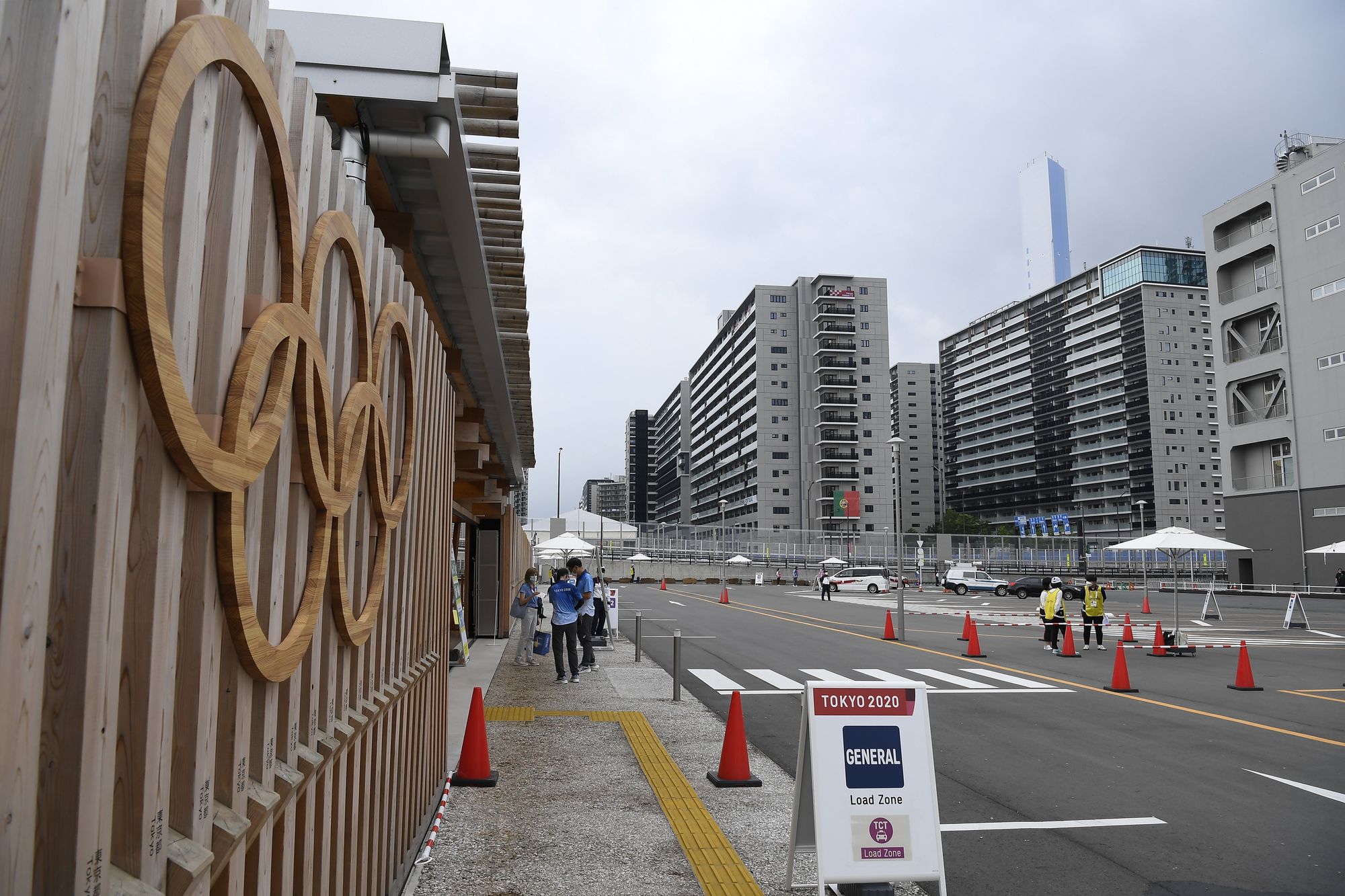 Az olimpiai falu bejárata Tokióban, még tíz nappal az ötkarikás játékok kezdete előtt / Fotó: MTI/Kovács Tamás