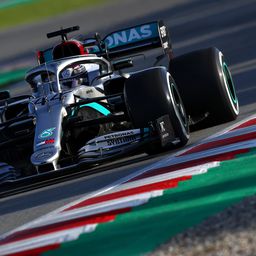 Hamilton most akkor F1-es autót vezet vagy repülőt? Segítsen eldönteni! – fotó