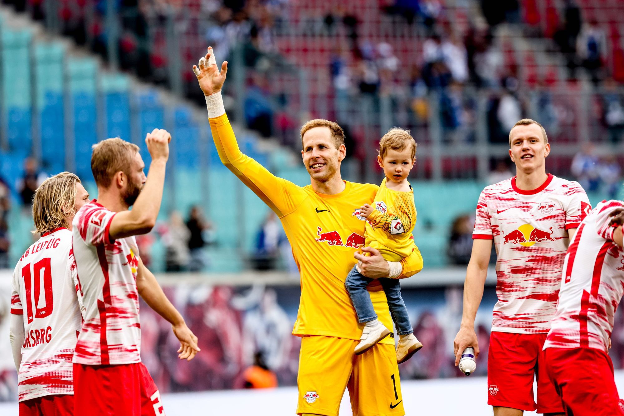 Gulácsi Péter, az RB Leipzig kapusa kisfiával a karján, miután csapata 6-0-ra győzött a Hertha BSC ellen. / Fotó: MTI/EPA/Filip Singer