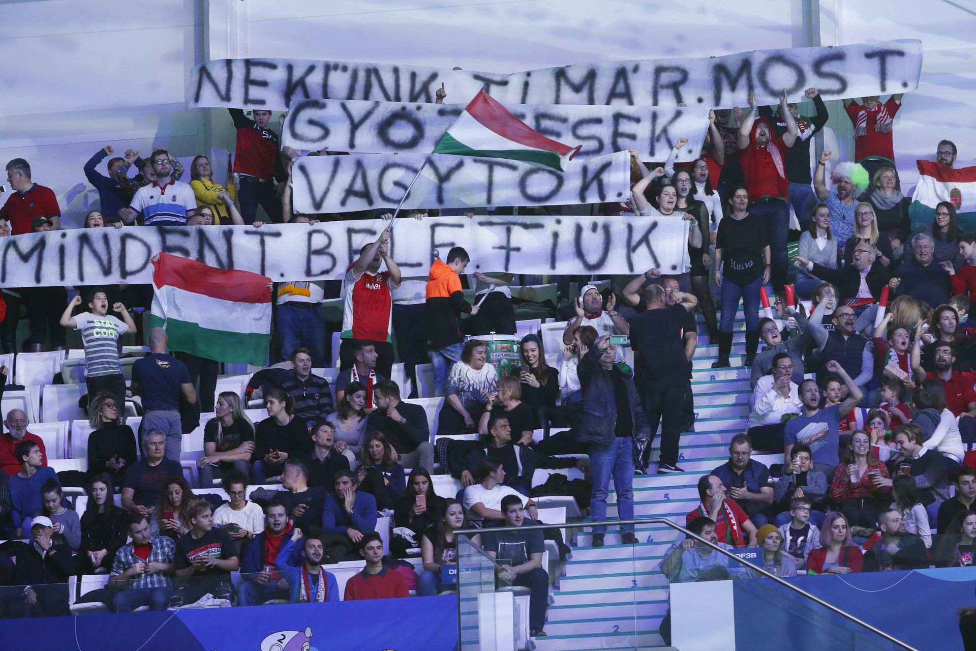 A szurkolók már a mérkőzés előtt büszkék voltak a vízilabdás srácokra – és akkor még nem is tudták, micsoda győzelmet aratnak Montenegró felett /Fotó: Fuszek Gábor
