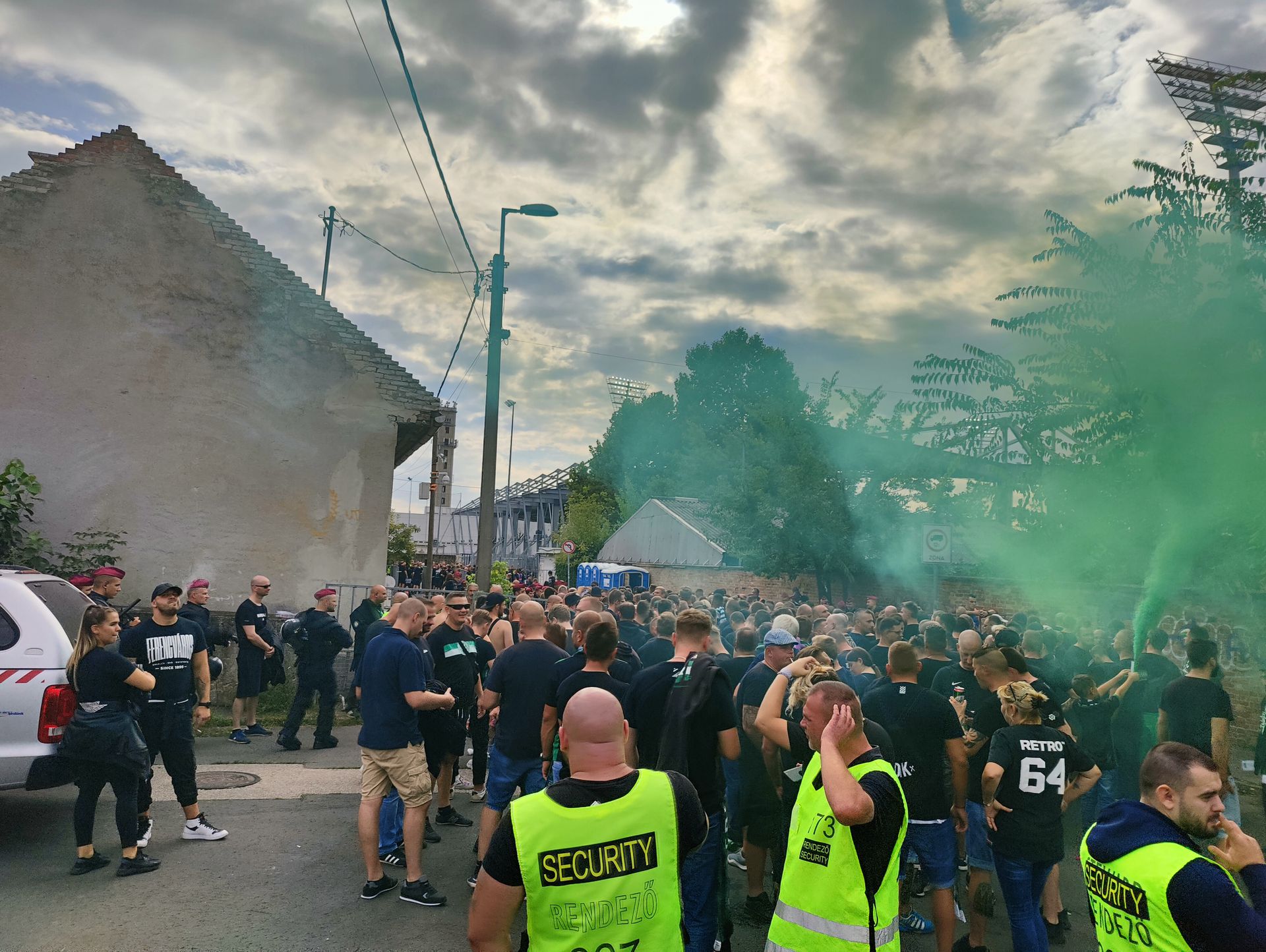 Fradi-tábor megérkezett a stadionhoz / Fotó: Blikk