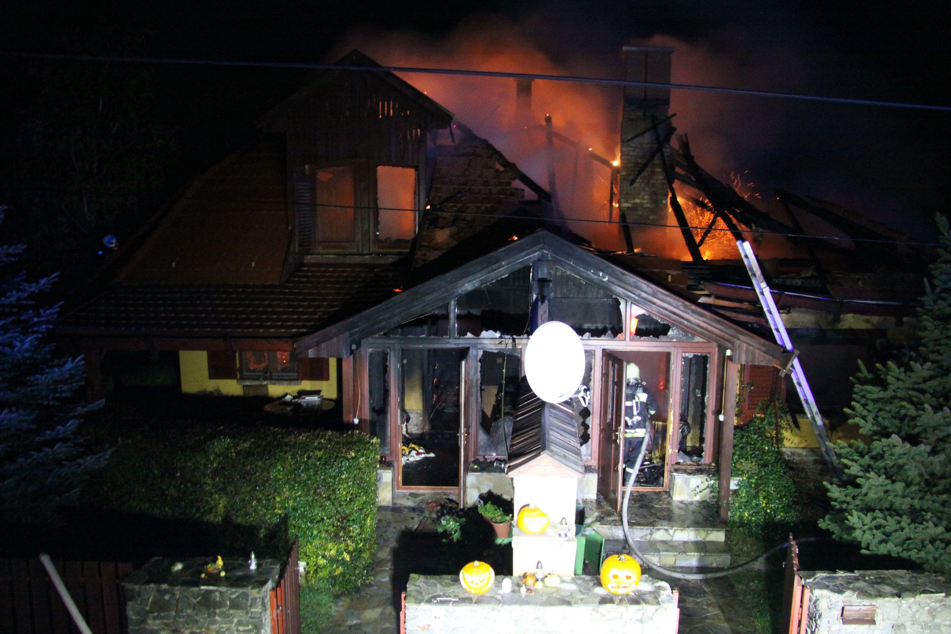 Az egész ház lángolt/Fotó: Székesfehérvári Hivatásos Tűzoltóság