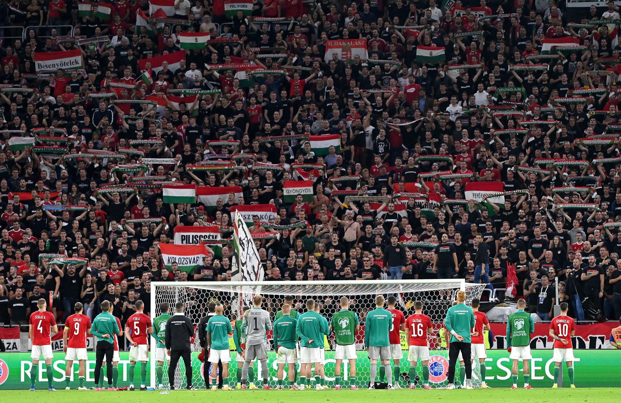 A magyar csapat tagjai a labdarúgó világbajnoki selejtezők 4. fordulójában játszott Magyarország - Anglia mérkőzés végén a Puskás Arénában 2021. szeptember 2-án. Az angol válogatott 4-0-ra győzött / Fotó: MTI/Illyés Tibor