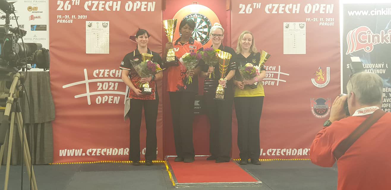 Ihász Veronika (bal szélen) a Cseh Open dartsverseny dobogóján, a harmadik helye világbajnoki szereplést ért. / Fotó: Facebook