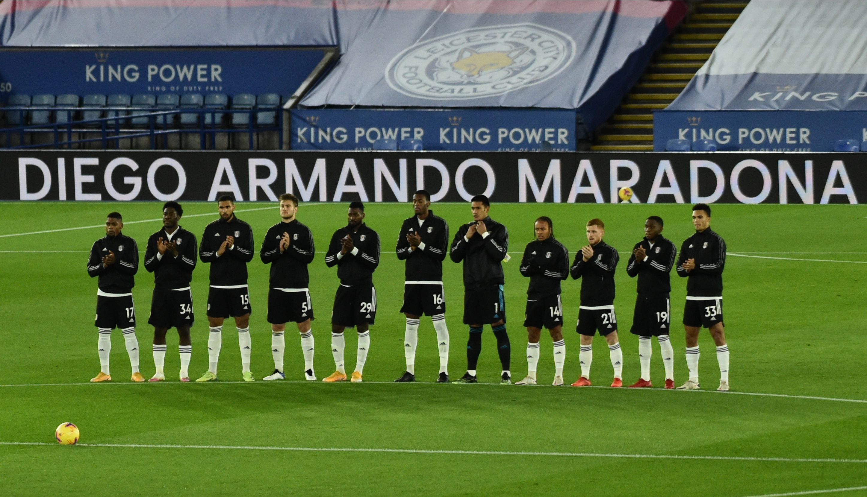 A Fulham játékosai is megemlékeztek Diego Armando Maradonáról. / Fotó: EPA/Rui Vieira.