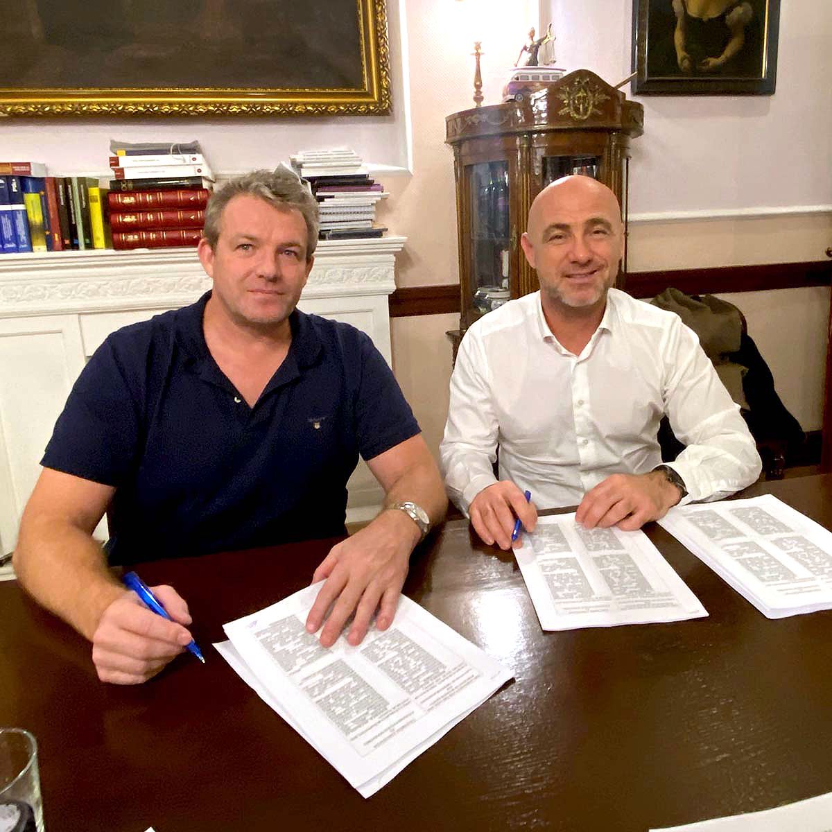 Kovács Zoltán és Roderick Duchatelet írták alá a szerződést /Fotó: Újpest FC/Facebook
