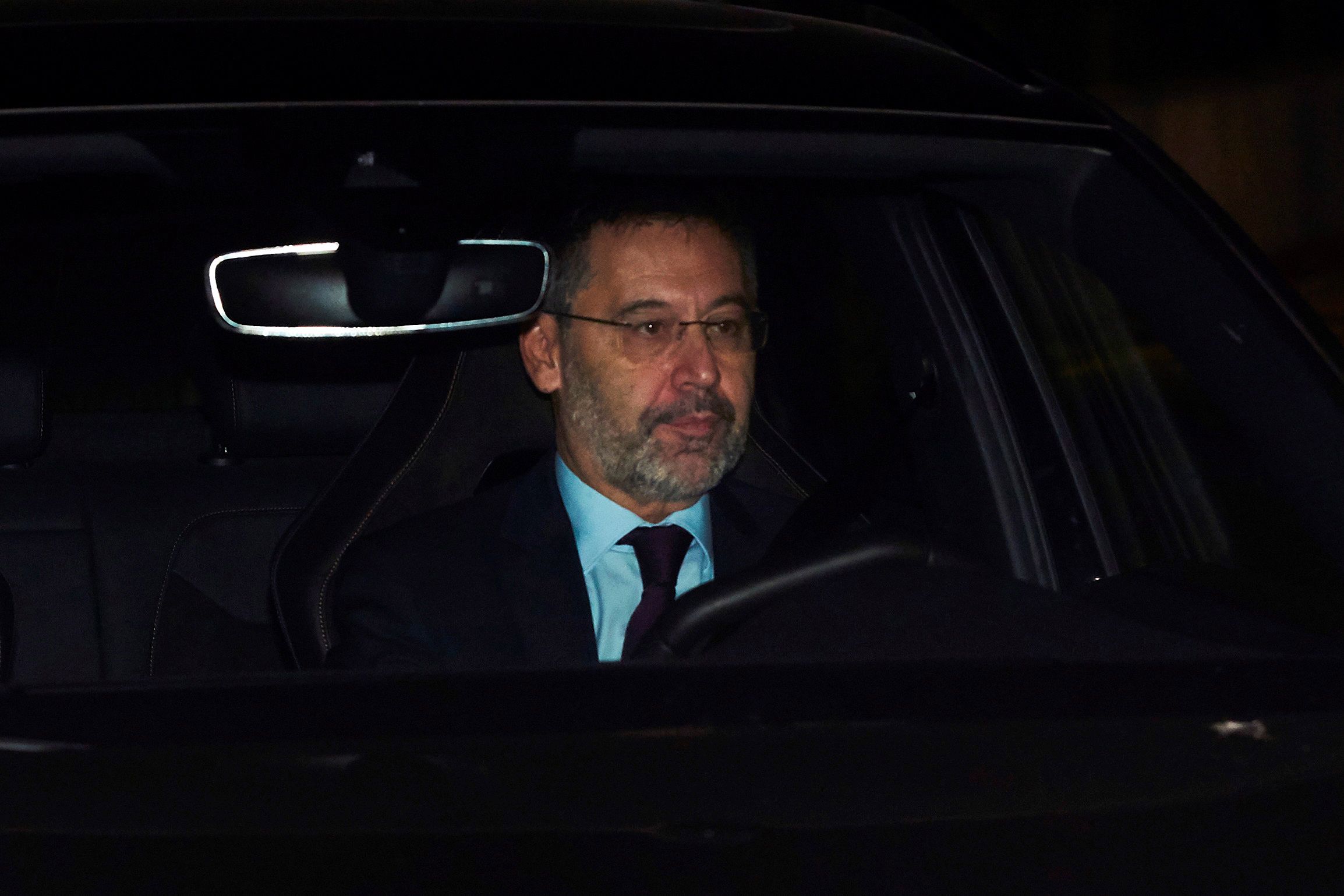 Josep Bartomeu elnök távozik a Camp Nouból. / Fotó: EPA/Alejandro Garcia