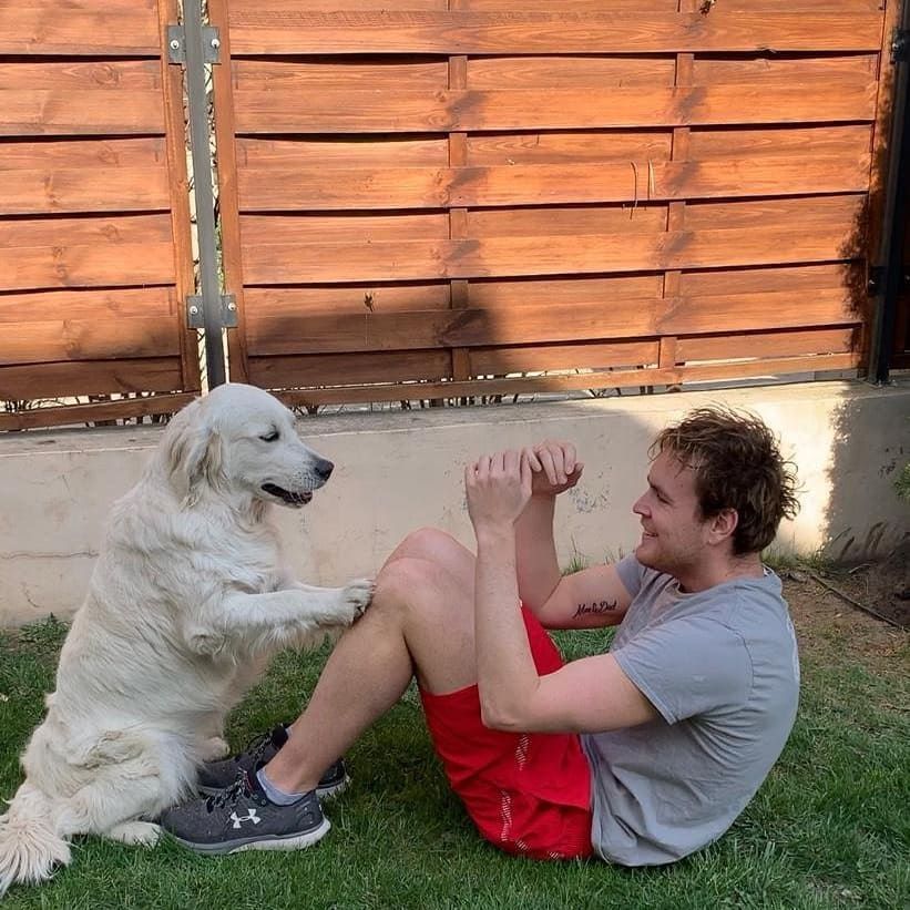 Az Európa-bajnok Bernek Péter a kutyája társaságában edz – így még talán a kemény feladatok is könnyebben elvégezhetőek /Fotó: Instagram