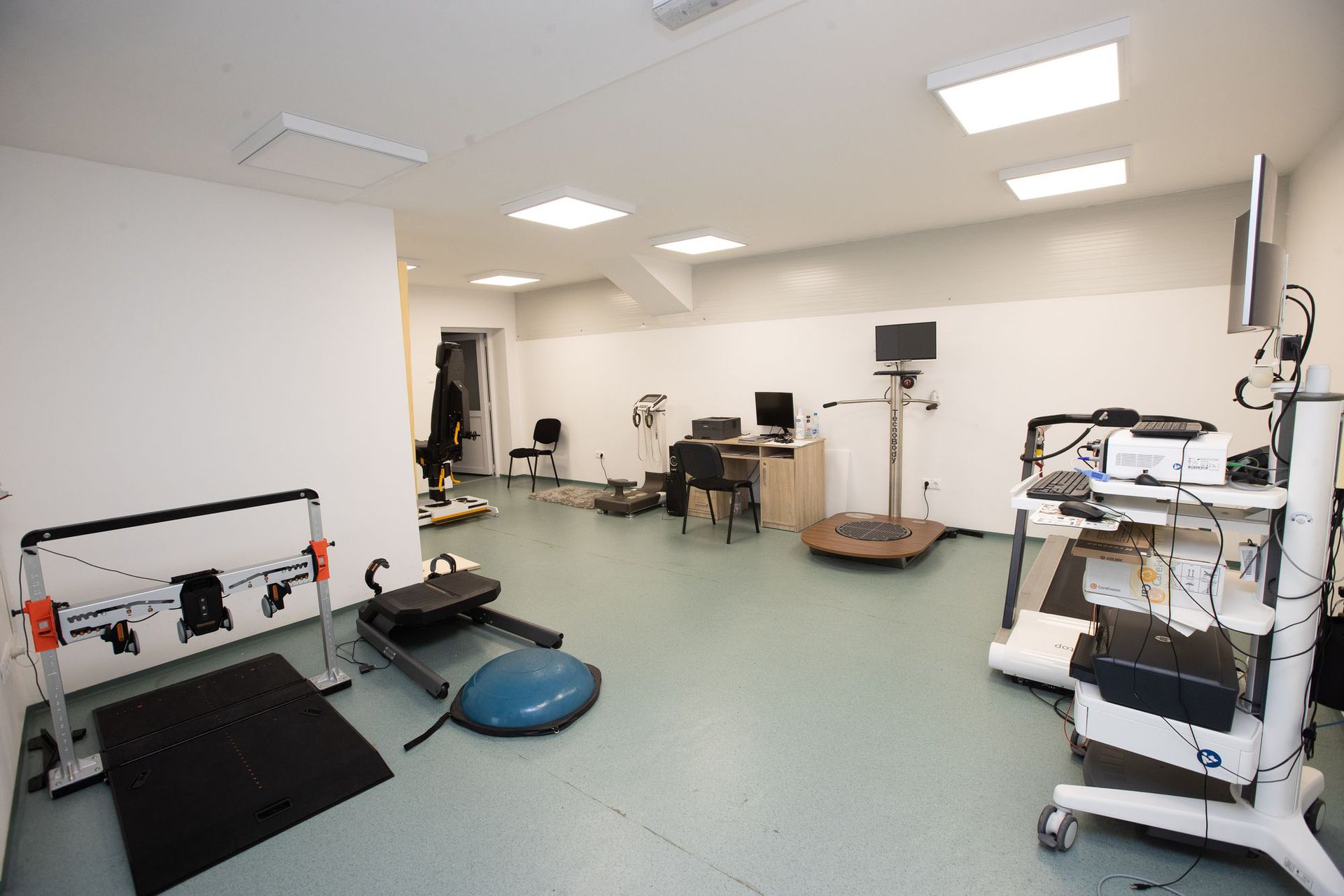 A kisvárdai orvosi szobában korszerű gépek segítik a sérülés megelőzést és a rehabilitációt / Fotó: Zsolnai Péter