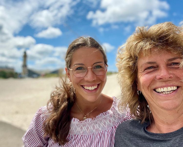 A Fradi légiósának (balra) remek a kapcsolata édesanyjával, gyerekkorában a mama érmeivel sokat játszott / Fotó: Instagram