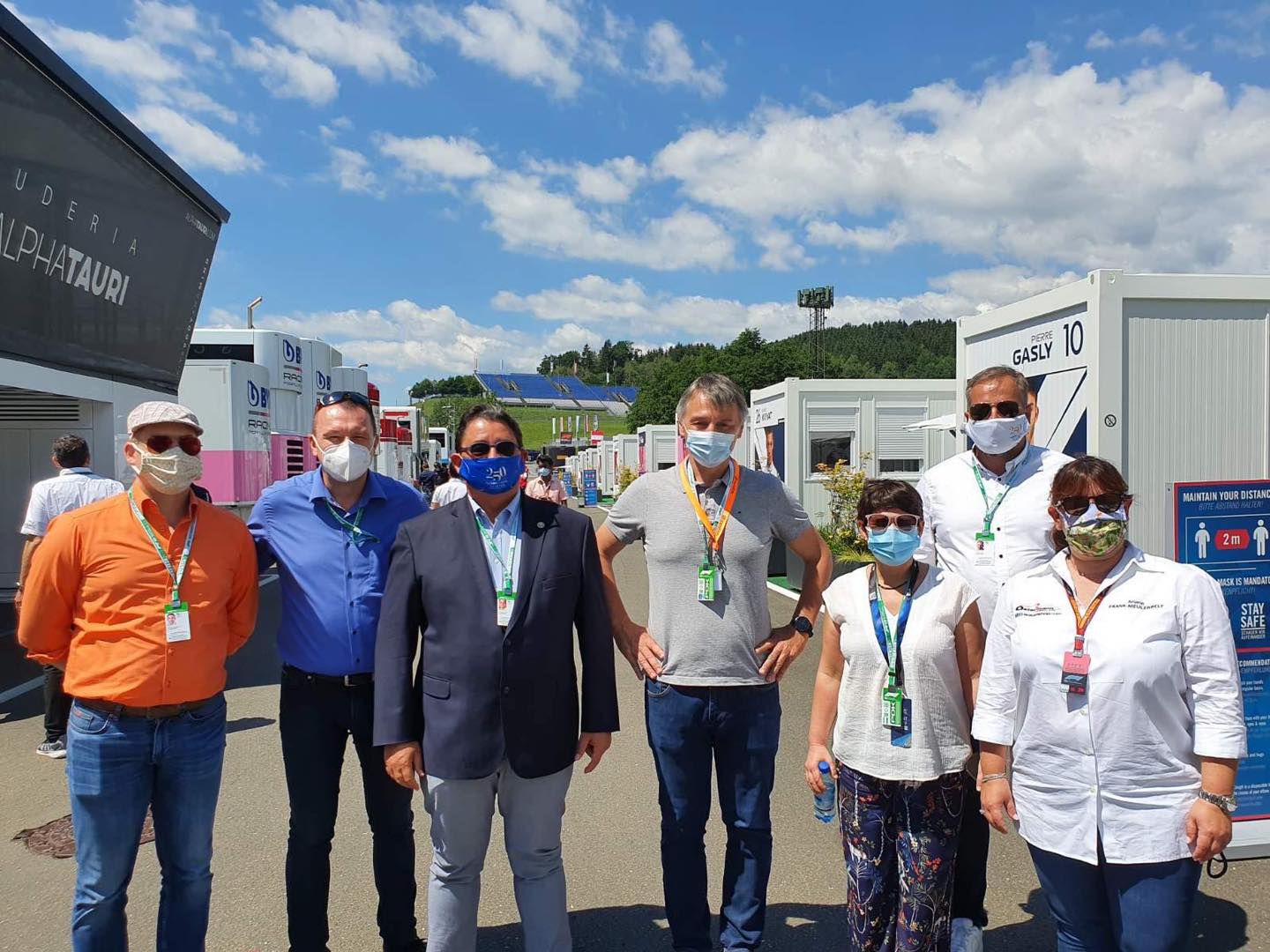 Merkely Béla (balról a harmadik) kollégáival tanulmányozta, hogyan zajlik a koronavírus miatti védekezés az Osztrák Nagydíjon/Fotó: Facebook