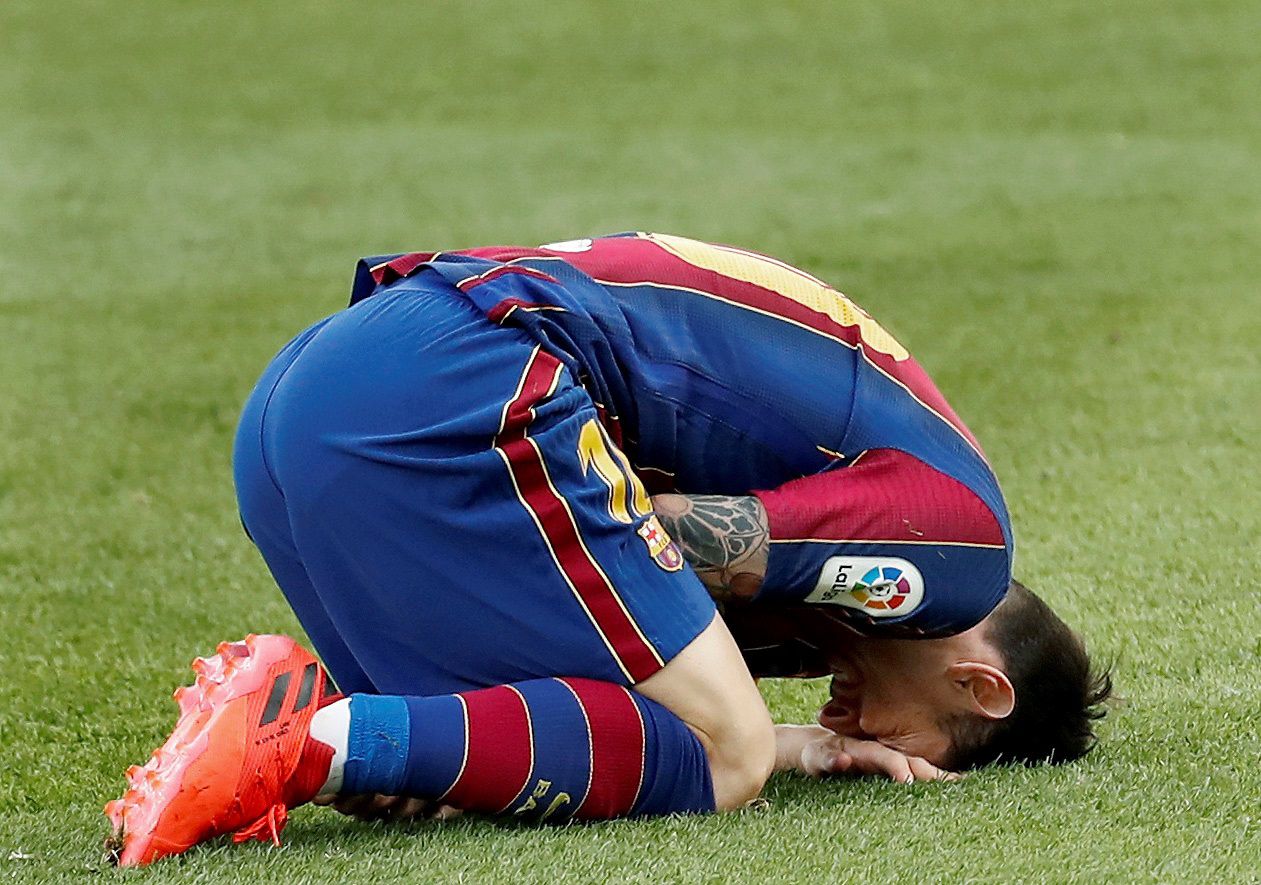 Barcelona a földön a Real elleni rangadón. / Fotó: EPA/Andreu Dalmau