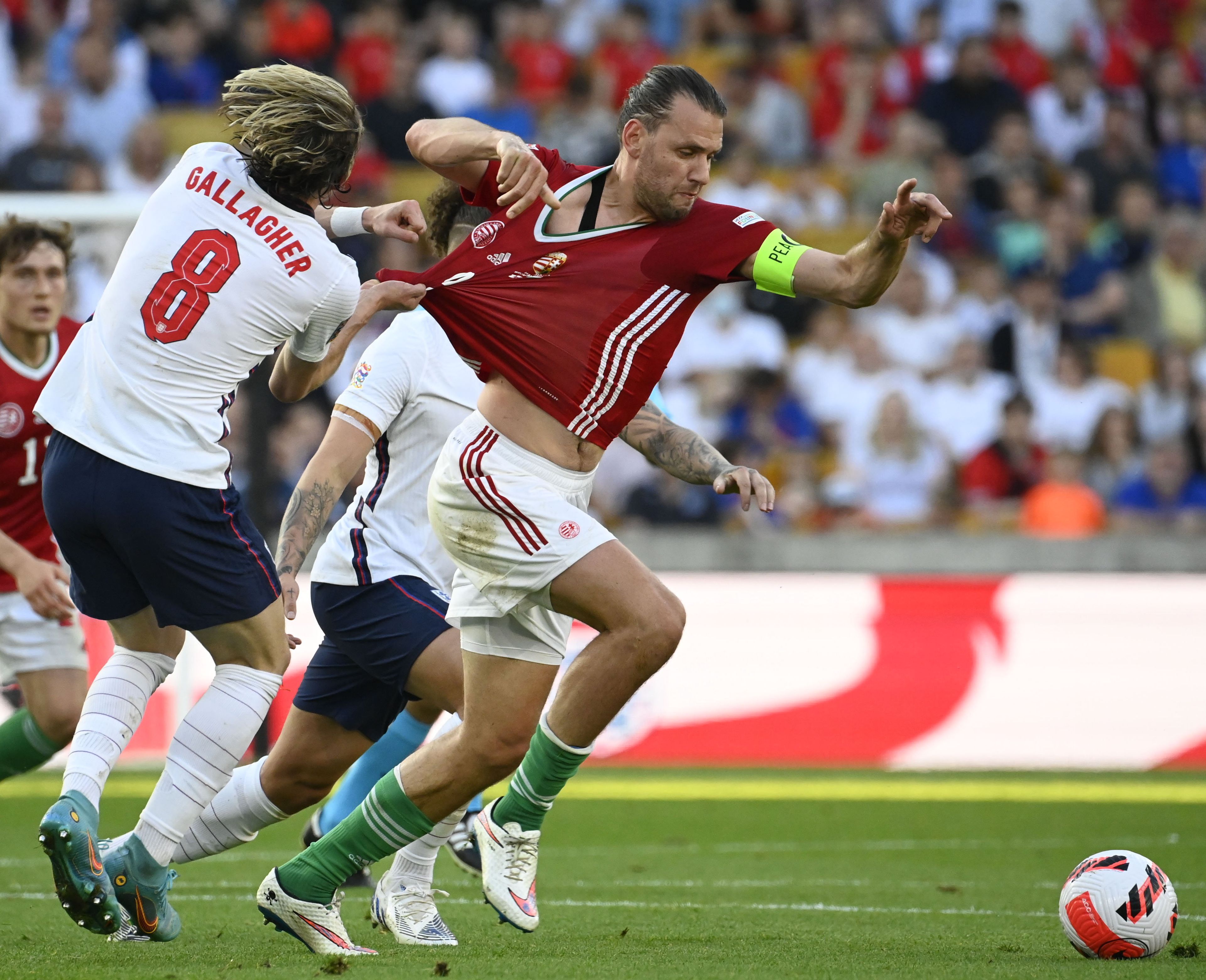 Szalai Ádám (j) és az angol Conor Gallagher a labdarúgó Nemzetek Ligája 4. fordulójában játszott Anglia - Magyarország mérkőzésen a wolverhamptoni Molineux Stadionban 2022. június 14-én / Fotó: MTI/Koszticsák Szilárd