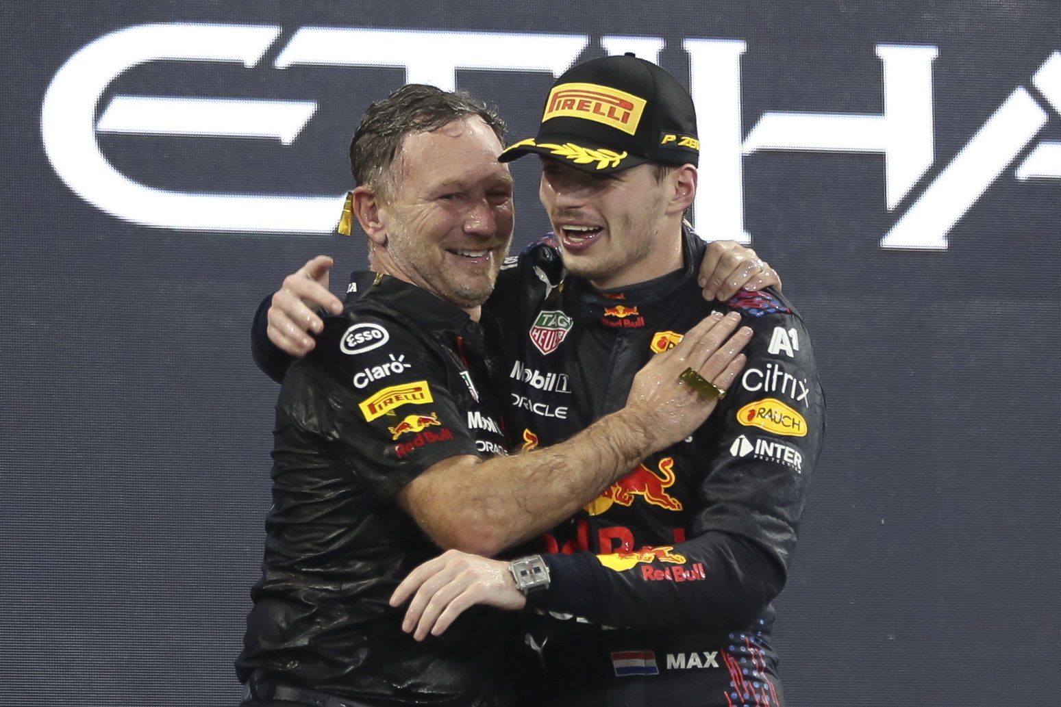 Max Verstappen, a Red Bull holland versenyzője (j) és Christian Horner csapatfőnök ünnepel / Fotó: MTI/EPA/Ali Haider