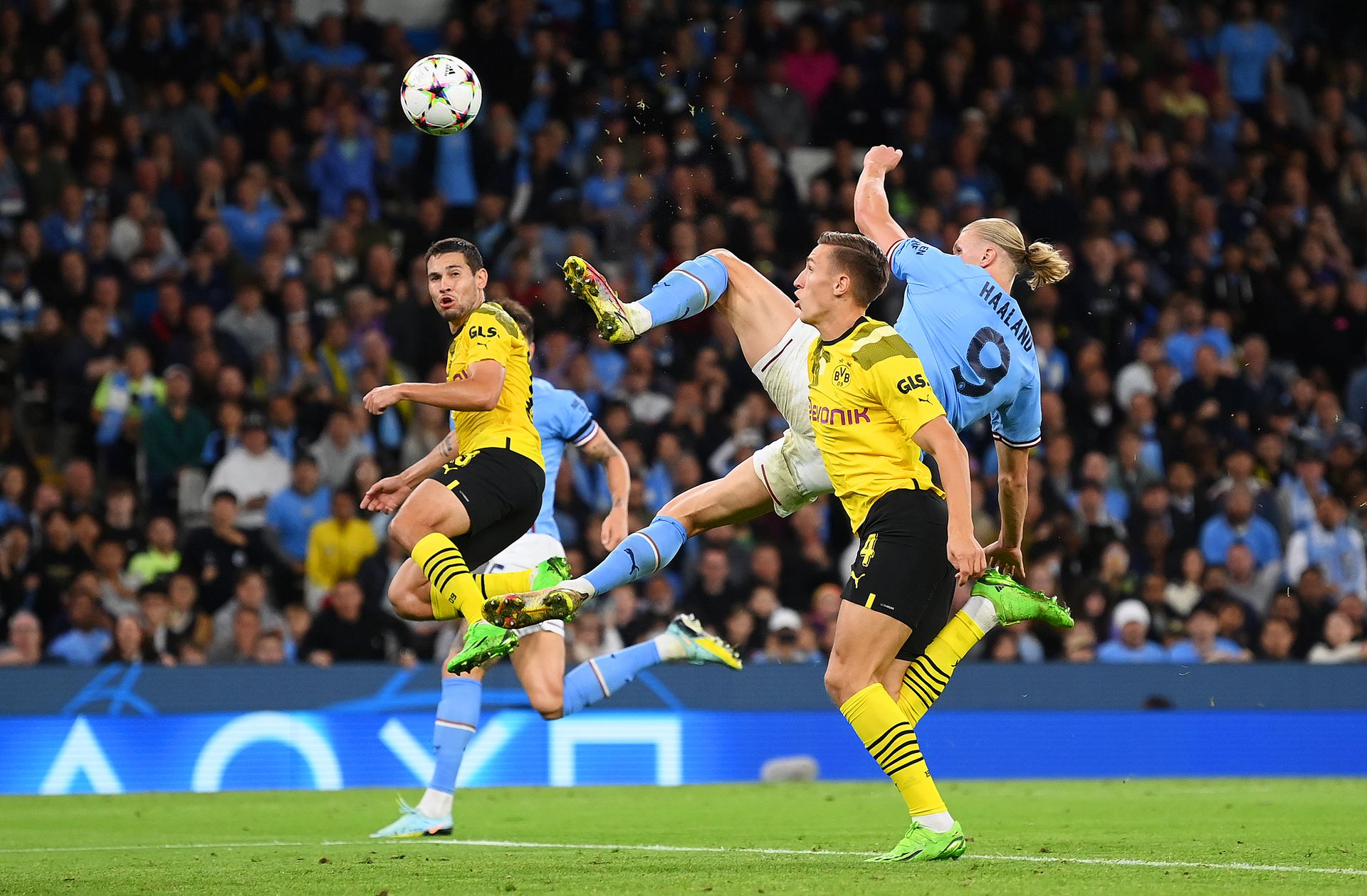 A Manchester City norvég klasszisa (kékben) döntött egykori csapata, a Borussia Dortmund ellen / Fotó: Getty Images