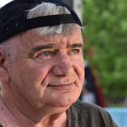 Schumann Péter egy idősek otthonában, tolószékből szurkol a liláknak: „Én már nem érem meg, hogy bajnok legyen az Újpest!”