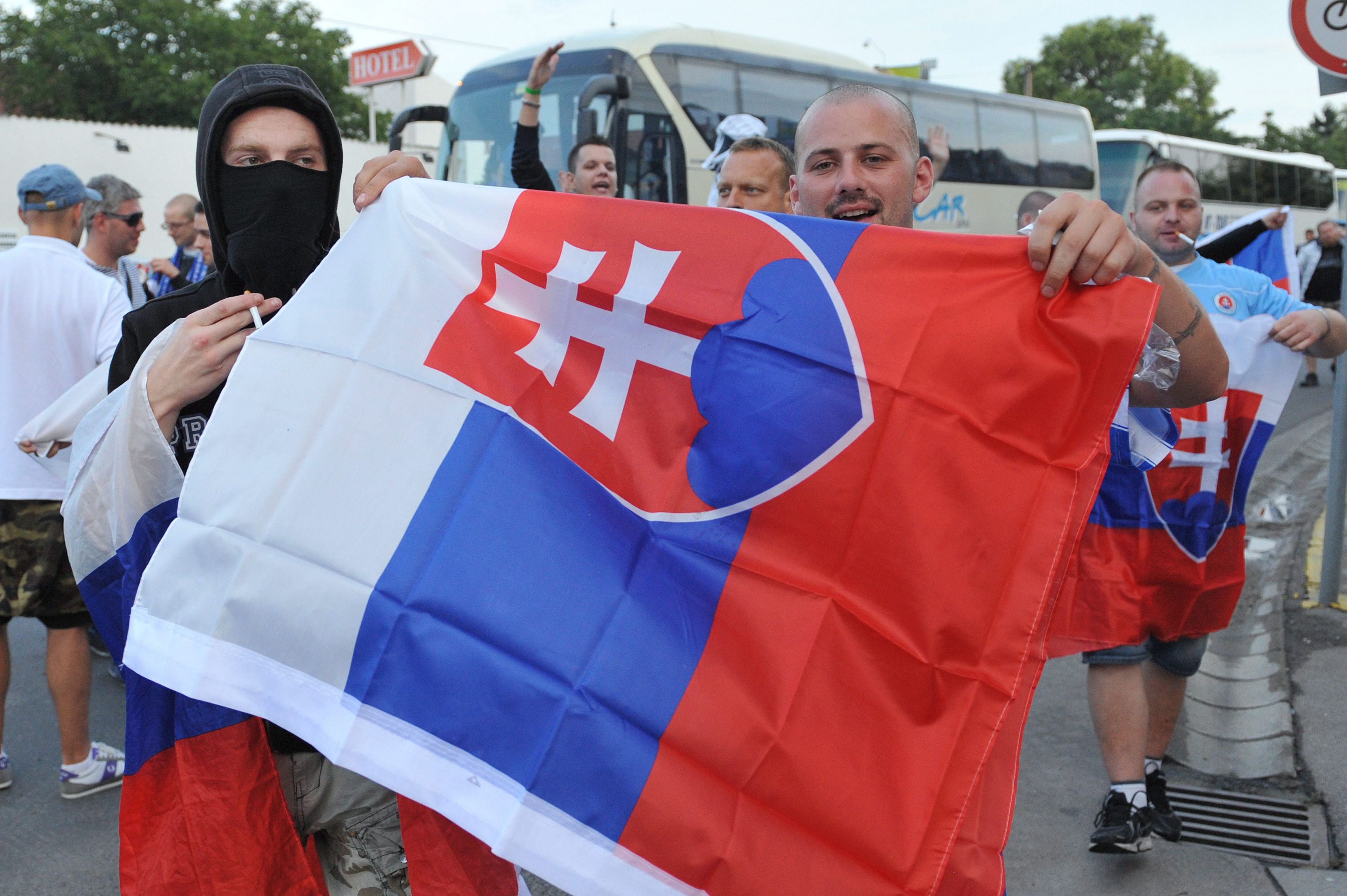 Rárontottak a Slovan Bratislava labdarugóit szállító buszra Budapesten / Fotó: MTI / Koszticsák Szilárd