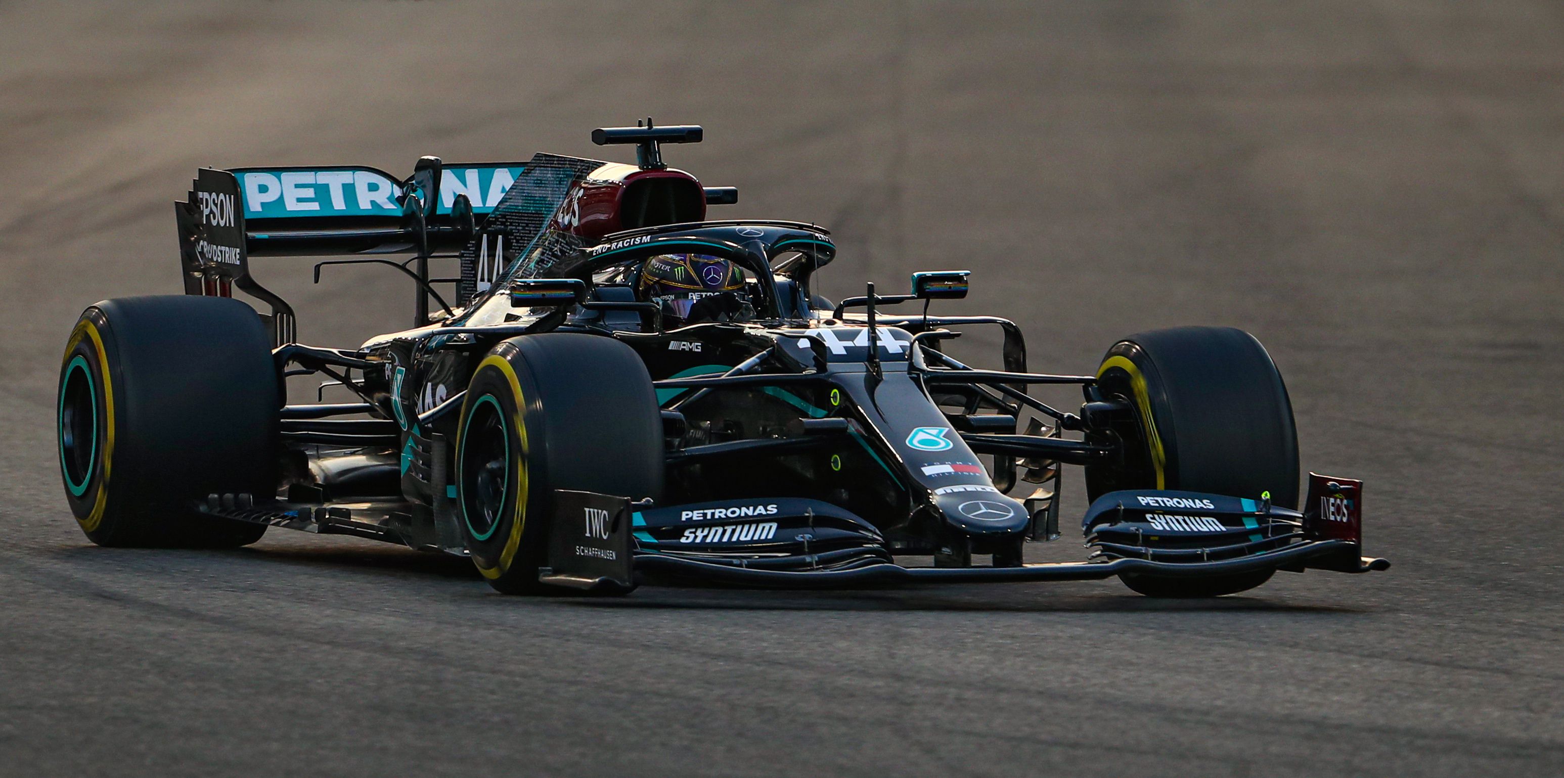 Lewis Hamilton a Mercedes-AMG Petronasban az Abud Dzabiban rendezett versenyen. / Fotó: EPA