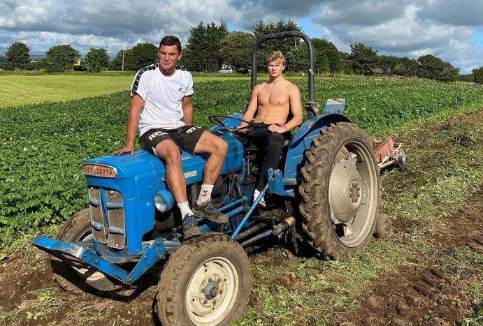 Fiatalon, ha kellett, bármikor traktorra ült és besegített a munkába Haaland / Fotó: Instagram