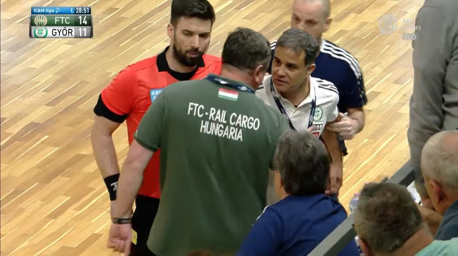 Elek Gábor (háttal), az FTC edzője és Ambros Martín, a Győr trénere csaknem ölre ment egymással a  kézirangadón/M4 Sport