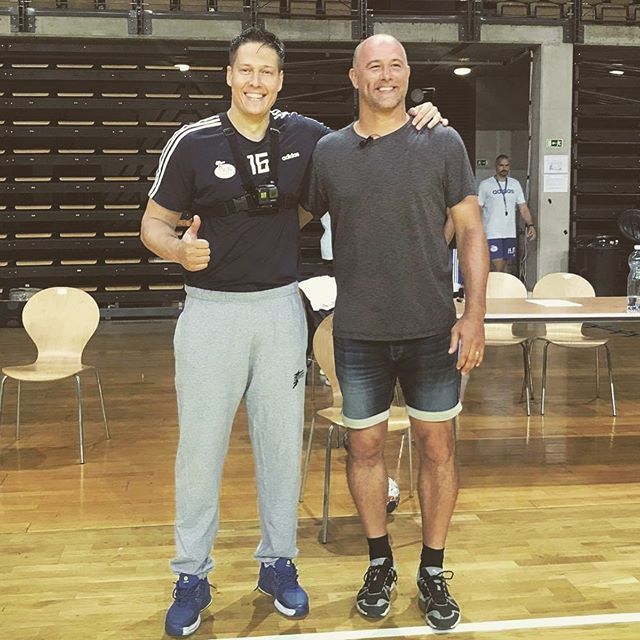 A volt focikapus Király Gábortól (jobbra) mackóalsót kapott a kézis Mikler Roland./ Fotó: Mikler Roland, Instagram
