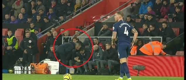 José Mourinho, a Tottenham trénere odasétált a Southampton kapusedzőjéhez és belepillantott a jegyzeteibe