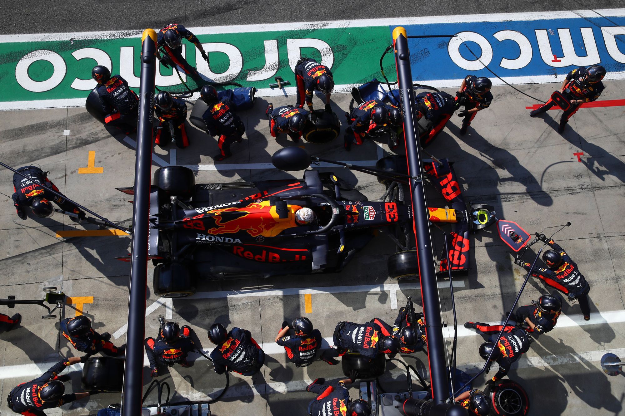 Technikusok Max Verstappennek, a Red Bull holland versenyzőjének autója körül, miután félbeszakították a Forma-1-es autós gyorsasági világbajnokság Olasz Nagydíját a monzai versenypályán 2020. szeptember 6-án. / Fotó: MTI/EPA/Mark Thompson