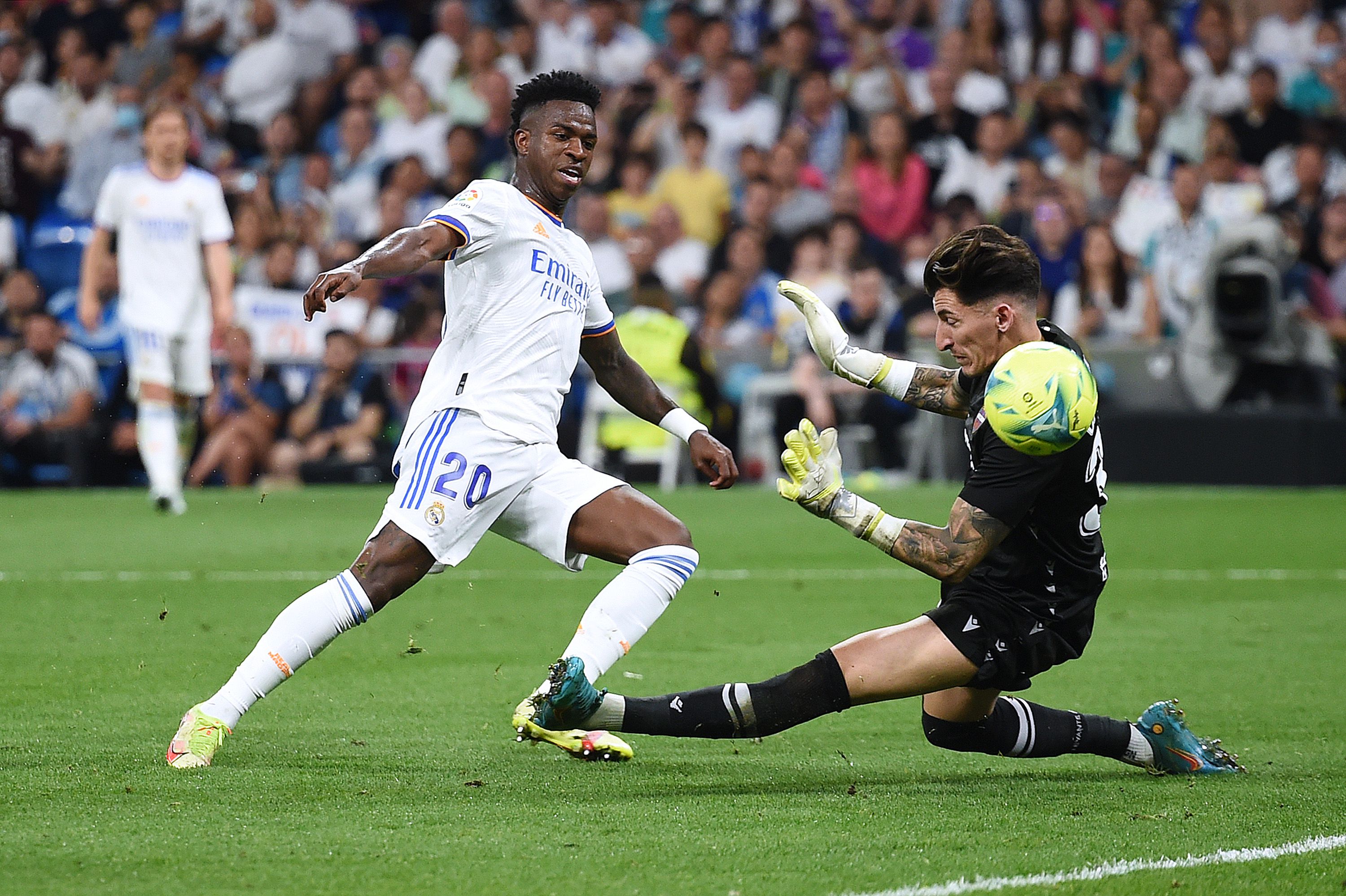 Vinícius Junior (fehérben) három gólt lőtt, mégis elsőként sietett az ellenfelet vigasztalni / Fotó: Getty Images
