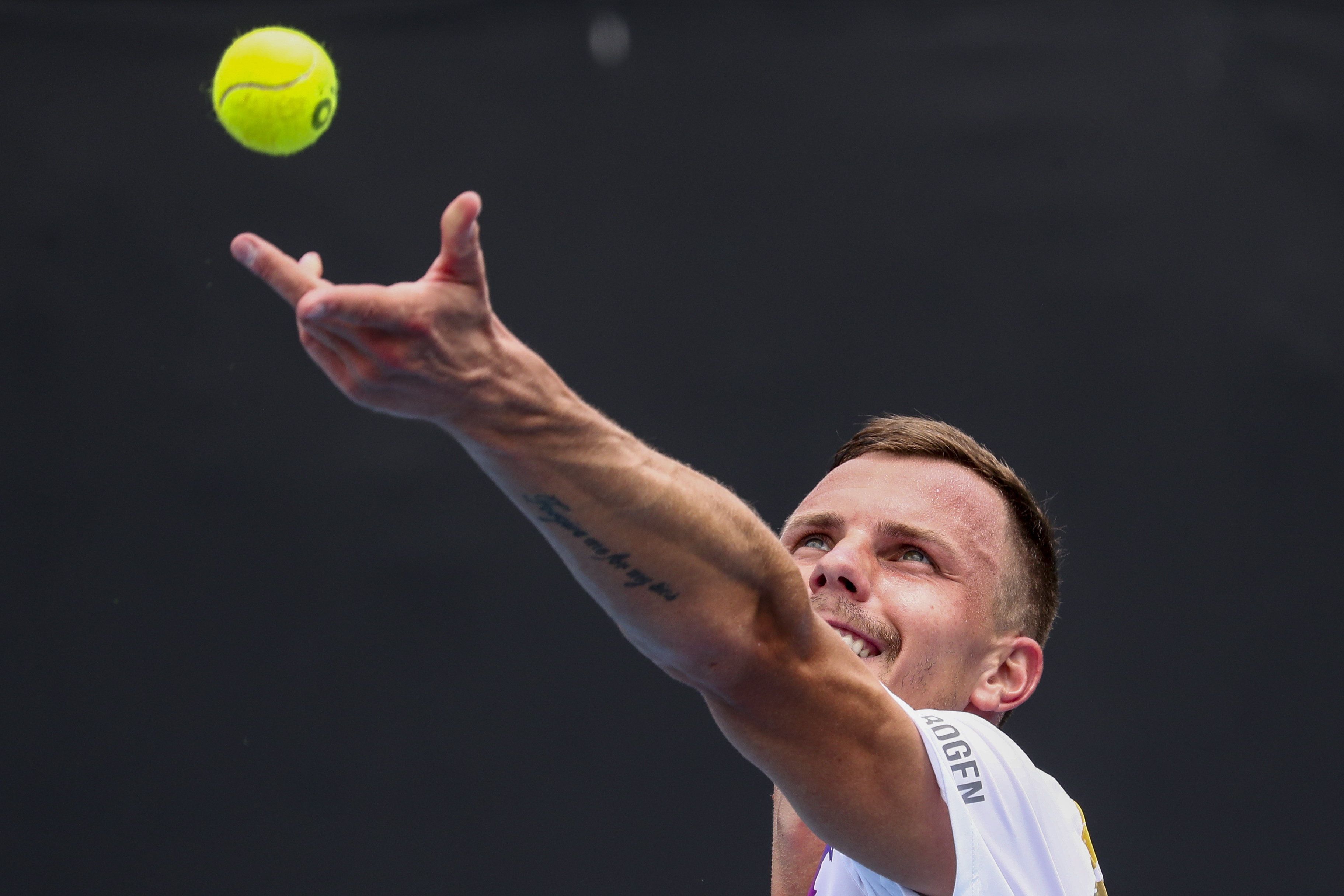 Fucsovics Márton a szerb Dusan Lajovic ellen játszik az ausztrál nyílt teniszbajnokság nyitókörében, Melbourne-ben. / Fotó: MTI/EPA/Jason O'Brien