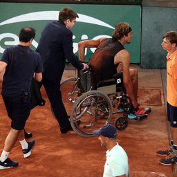 Dráma a Roland Garroson: Zverev tolószékben hagyta el a pályát, Nadal jutott elsőként a döntőbe – video