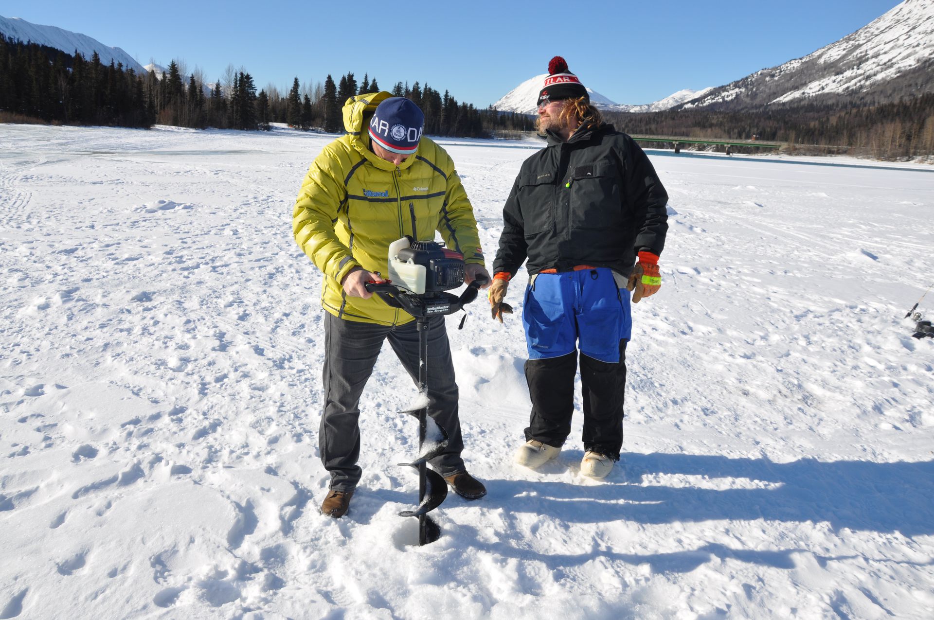A terep-rali-pilóta kipróbálta﷯a jéghorgászatot is, léket fúrt a befagyott Yukon folyóba