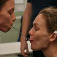 Megdöbbentő felelőtlenség: egymás szájába adták a nyálas kanalat a világjárvány idején az orosz női kézisek
