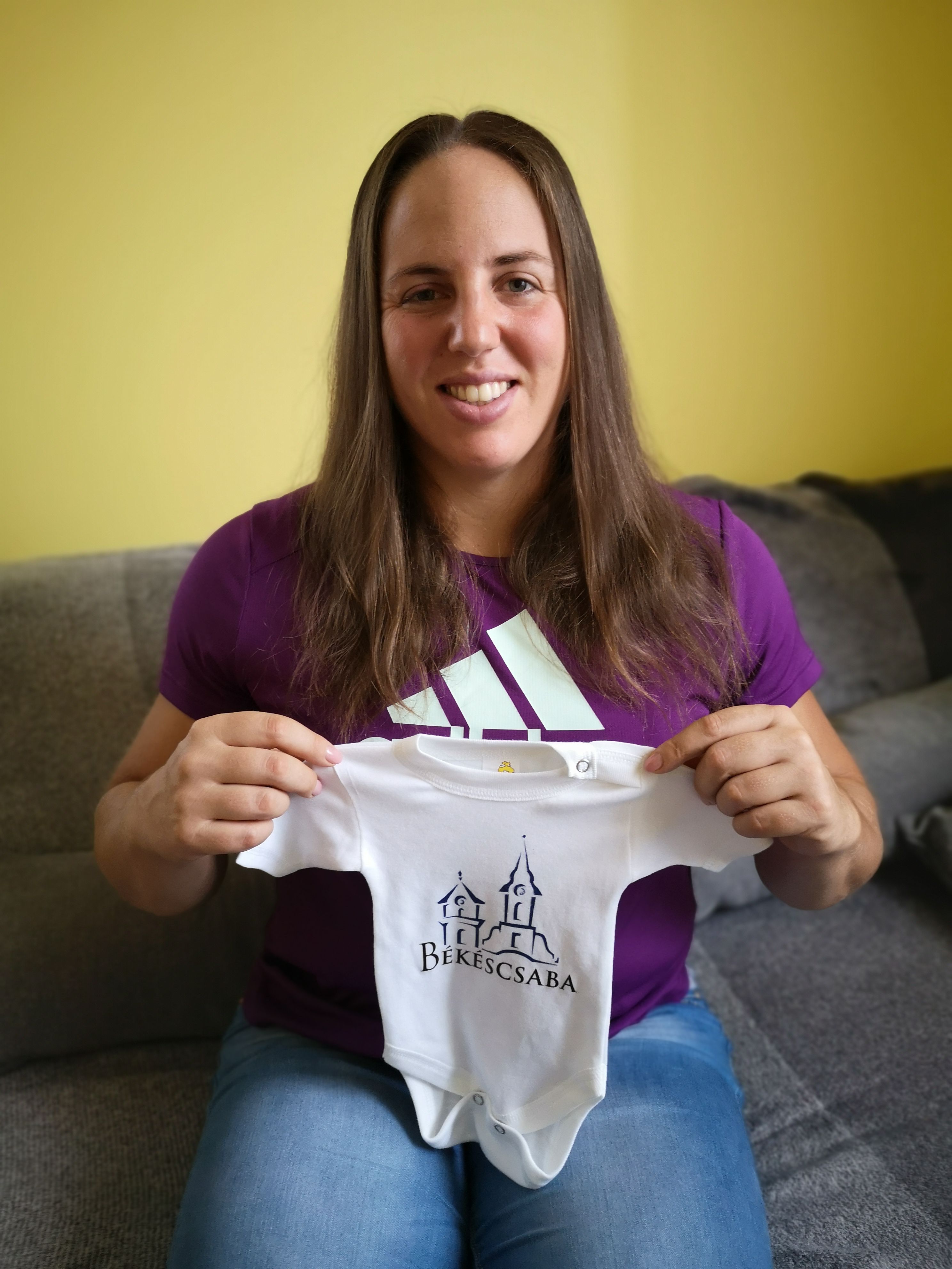 Márton Anita még nem vásárolt ruhákat a születendő picinek, az első babaruhát a békéscsabai polgármestertől kapta