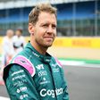 Sainz a mai napig ír a Mikulásnak,Hamiltont a beteg testvére inspirálja, s kiderült, milyen volt Vettel első mobilja