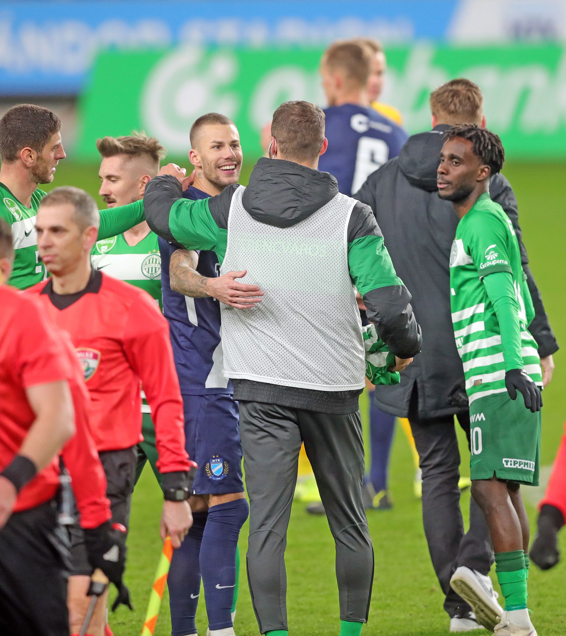 Az örökrangadót követően összeölelkezett a volt csapattársaival az MTK labdarúgója (balra) /Fotó: Varga Imre