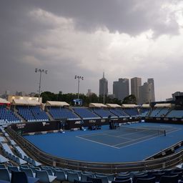 Katasztrofális a levegő a bozóttüzek miatt: mérkőzés közben lett rosszul az egyik teniszező – Több meccset is el kellett halasztani az Australian Openen – videó