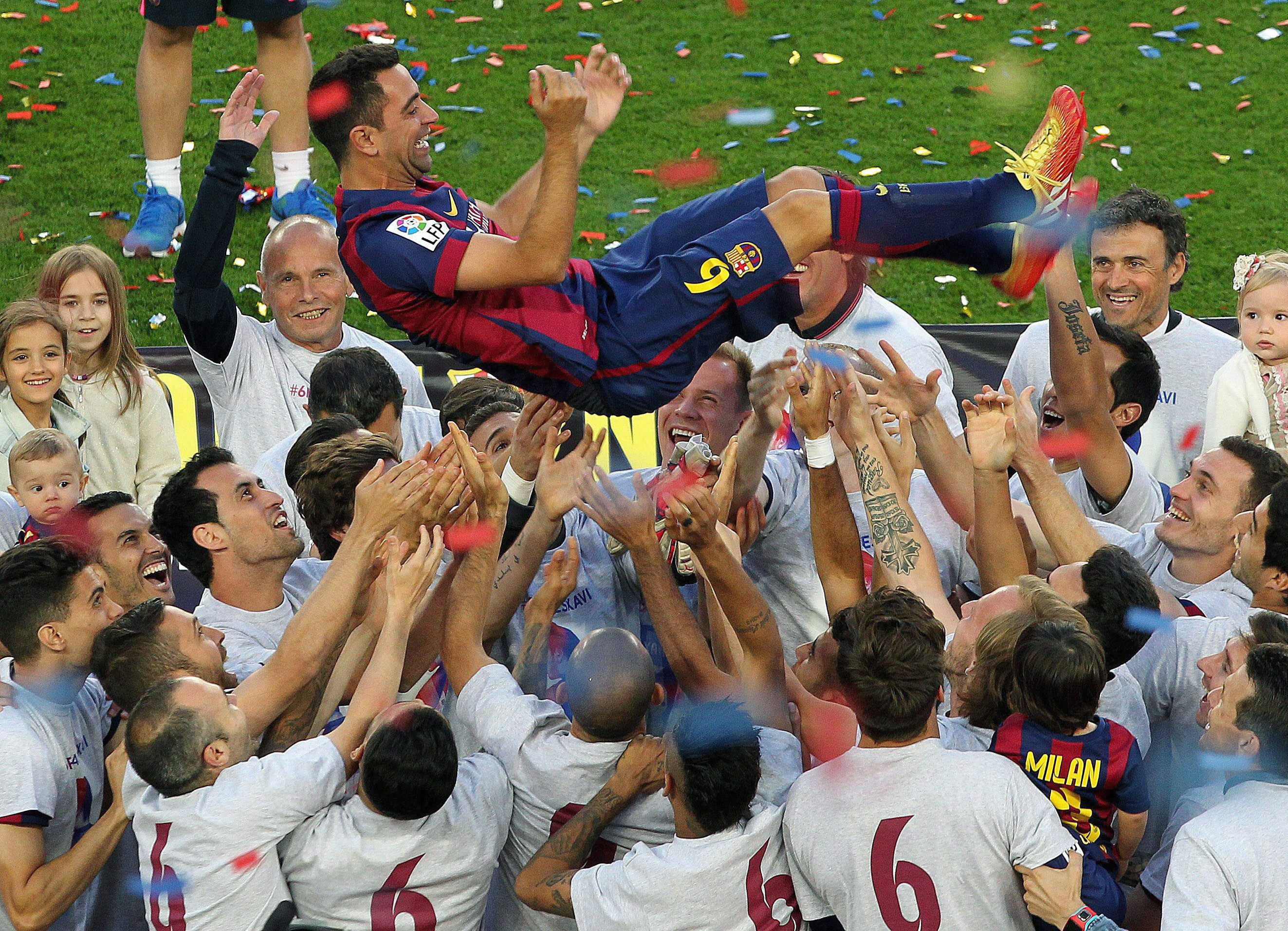 A Barcelona játékosai a magasba dobják csapattársukat, Xavi Hernandezt a Deportivo elleni bajnoki végén. Xavi a katari al-Szadd csapatában folytatta a pályafutását. / Fotó: MTI/EPA/Toni Garriga