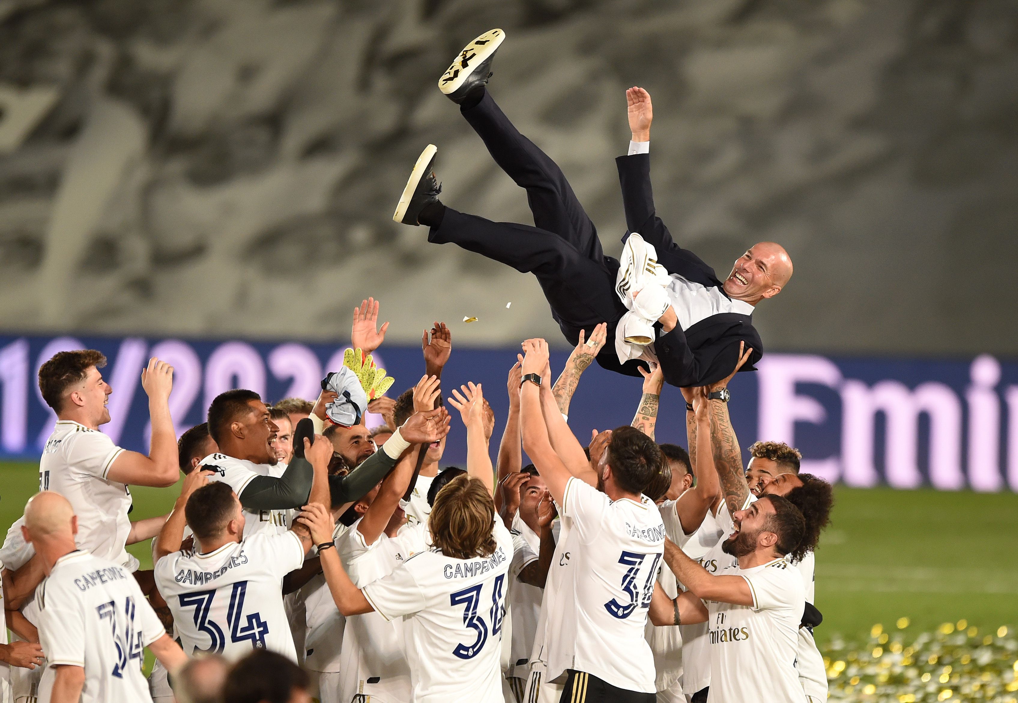 Játékosai a levegőbe dobálták Zinédine Zidane-t – a francia tréner bajnokot csinált a Real Madridból /Fotó: Getty Images