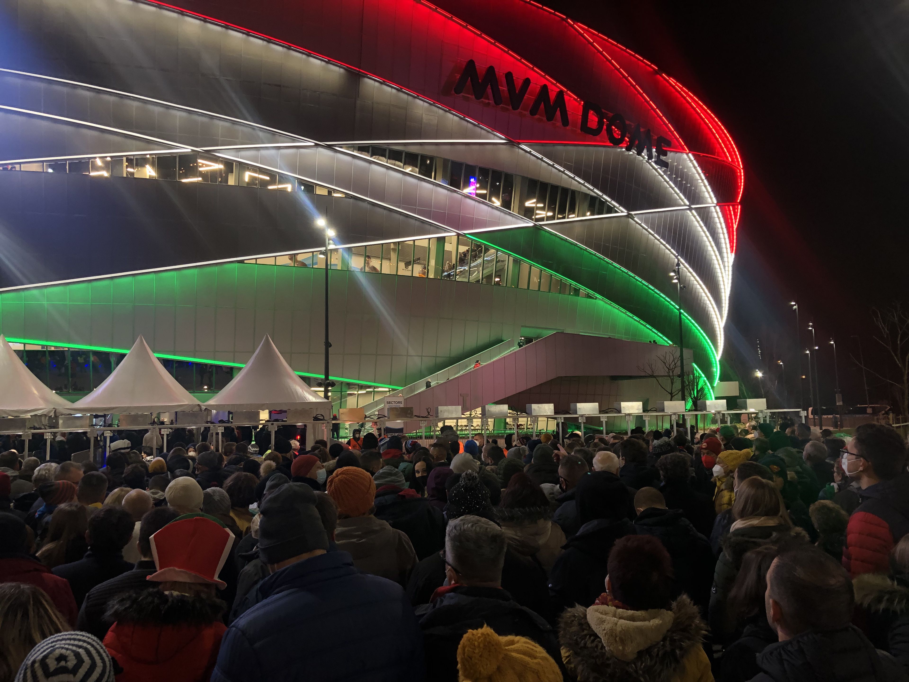Szurkolói tömeg az újonnan épült MVM Dome-nál a nyitómeccs előtt / Fotó: Blikk